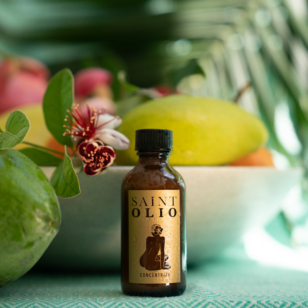 Saint Olio Cala Concentrate refill in an amber bottle with tropical fruit and guava flower